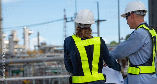 Fotografía Team Petroleum chemical engineer discussion about blueprint drawings inside Oil Refinery Gas Chemical site