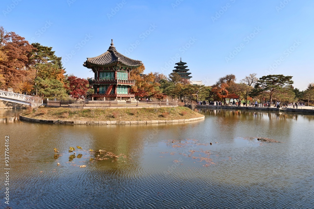 Naklejka premium 서울 경복궁 향원정의 가을 풍경