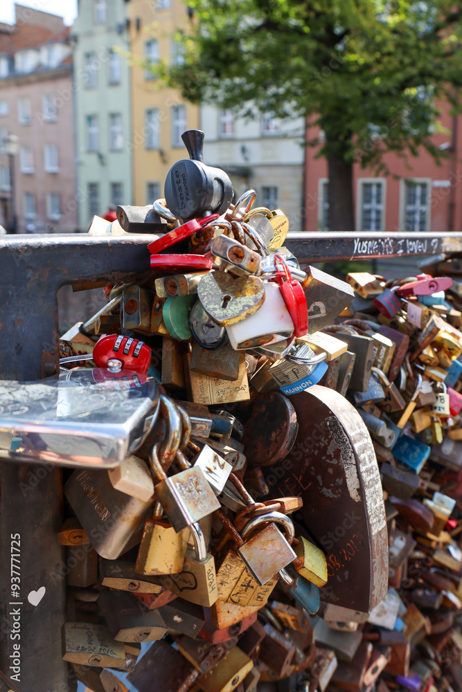 Kłódki symbol miłości. Mostek miłości Gdańsk lato Kłódki symbol miłości. Mostek miłości Gdańsk lato