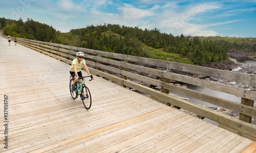 Foto Femme cycliste sur la véloroute des Bleuets