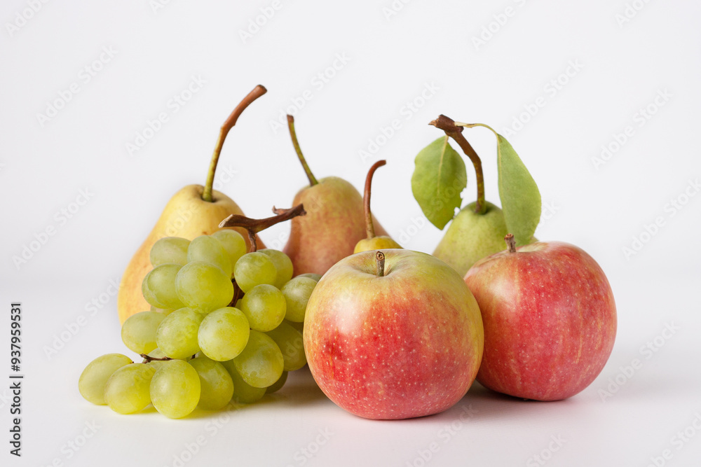 Φωτογραφία apples, pears and grapes on a white background, fruits of the new harvest