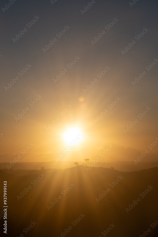 夕陽が沈んでいく空と山のシルエット