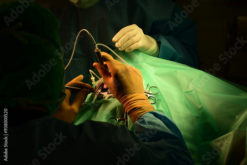 Vitrektomie am abgelegten Pferd. Ausschnitt einer Operation am Pferdeauge
