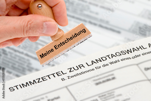 Wallpaper Mural Ein Holzstempel ist beschriftet mit dem Aufdruck : Meine Entscheidung über einem Stimmzettel zur Landtagswahl Torontodigital.ca