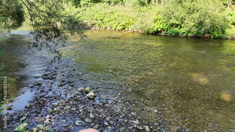 Nurt rzeki, z kamienistym dnem, czysta woda, kamienie wystające nad wodą. Nurt rzeki, z kamienistym dnem, czysta woda, kamienie wystające nad wodą.