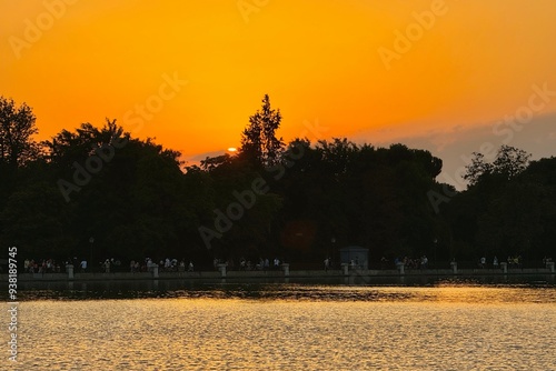 Obraz na płótnie Beautiful sunset with golden sky in front of a lake in Madrid, Spain w salonie