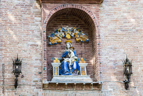 Wejście do opactwa Monte Oliveto Maggiore - znanego klasztoru benedyktynów we Włoszech photo