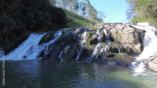 Queda de água em São Martinho mostrando a beleza da natura no interior do estado.