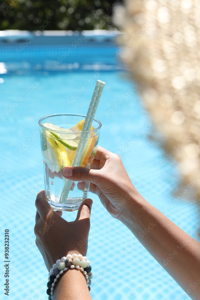 Φωτογραφία Woman holding tasty cocktail in glass near swimming pool outdoors, closeup