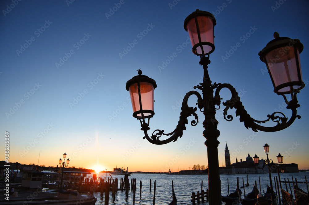 Obraz premium sunrise over the street lamp in venice