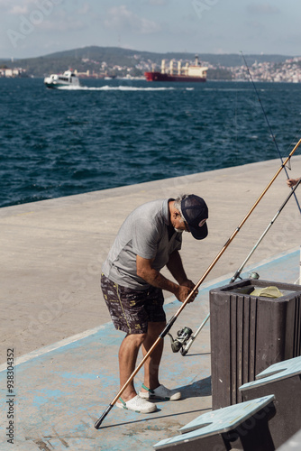 Photography Man fishing on a sunny day by the sea in ıstanbul, turkey