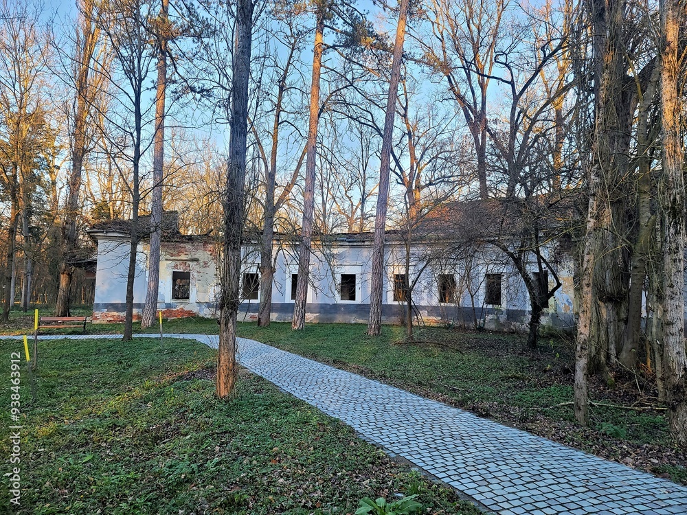 Ruined, dilapidated structure