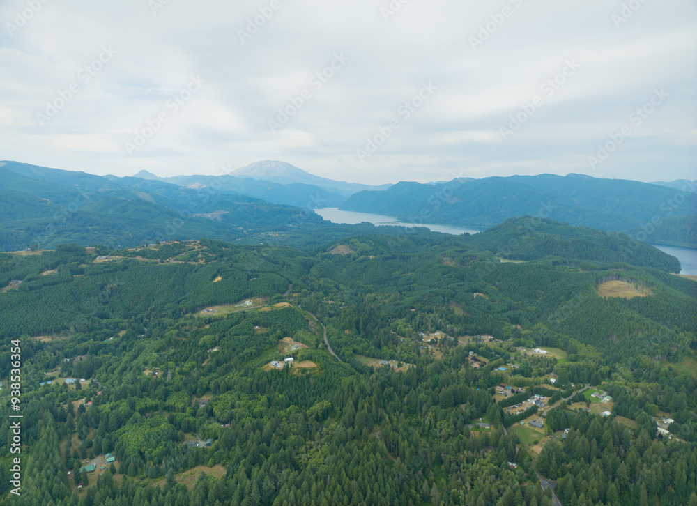 Obraz premium A beautiful mountain range with a lake in the distance