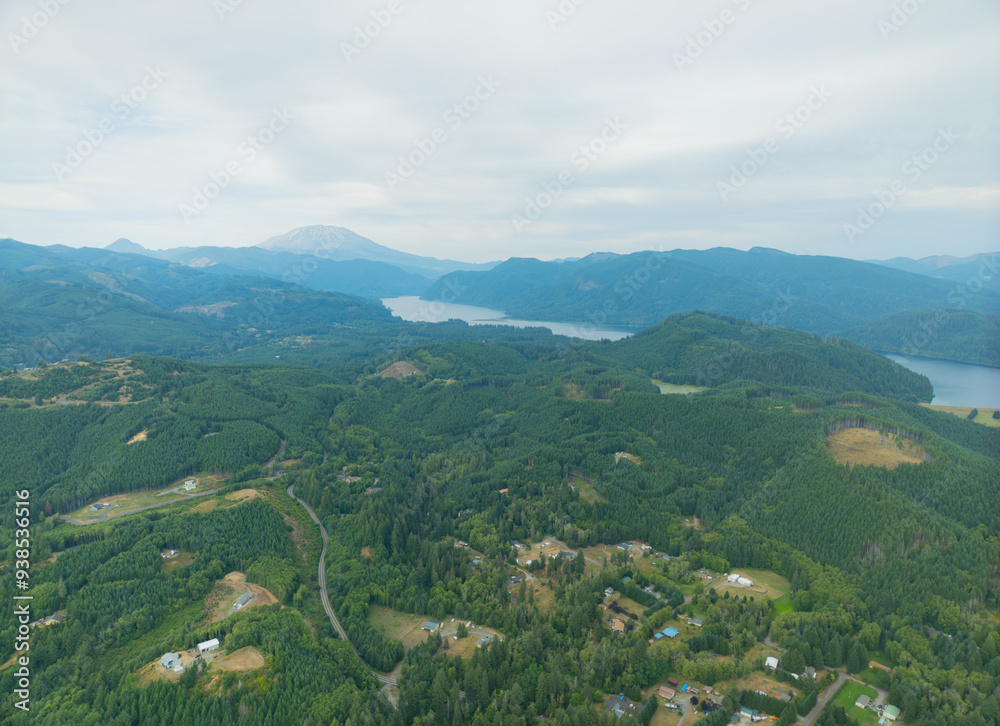 Fototapeta premium A beautiful mountain range with a lake in the middle