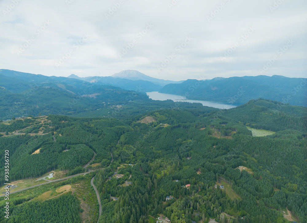 Obraz premium A beautiful mountain landscape with a lake in the background