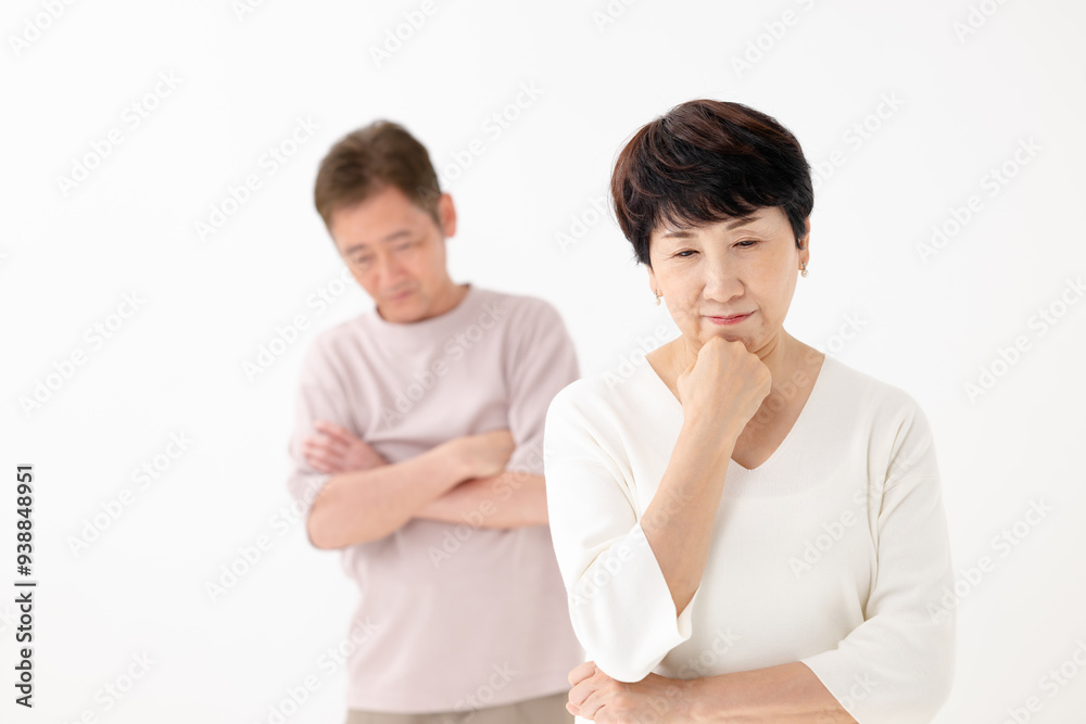 考えるシニア夫婦 考えるシニア夫婦