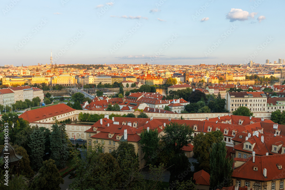 Obraz premium Praga o zachodzie słońca widok na miasto