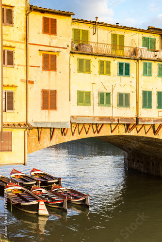 Obraz na płótnie Small wooden rowboats under the Ponte Vecchio bridge in Florence, Italy w salonie