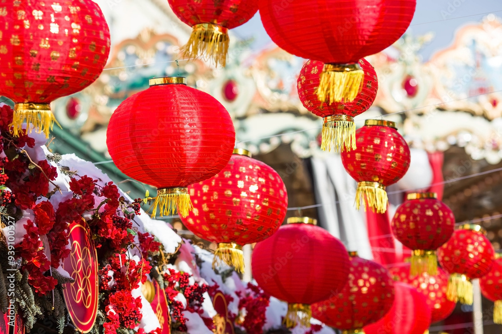 Obraz premium Chinese red Christmas lanterns on Tverskaya Street in Moscow. Close-up. The first ever meeting of the Chinese New Year 2024 in Moscow.