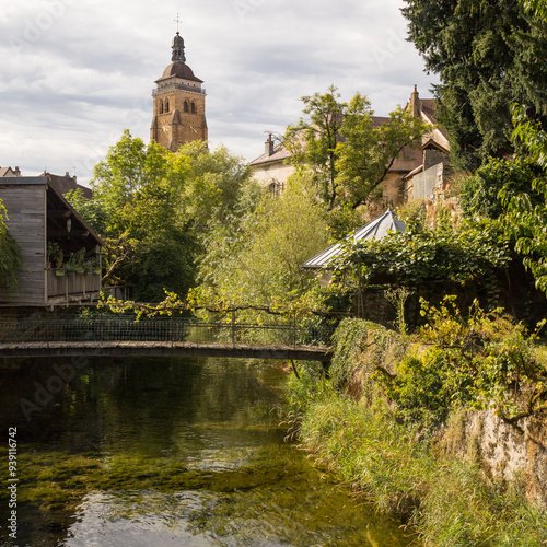 la Cuisance,  rivière française, qui coule au milieu de la ville d'Arbois dans le département du Jura en Bourgogne-Franche-Comté photo