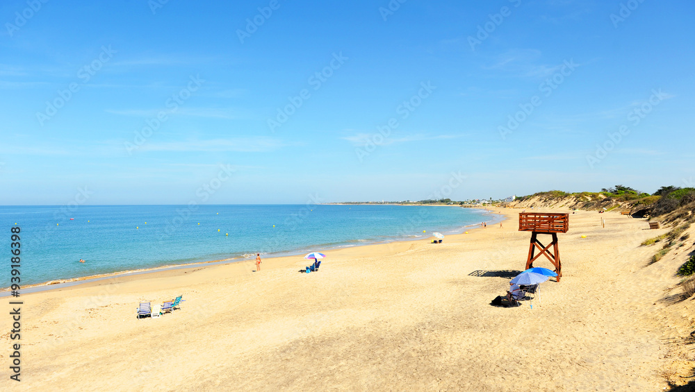 Playa de Punta Candor, playa salvaje de arena dorada en Rota, provincia de Cádiz, Andalucía, España. Playas de Rota, Costa de la Luz Cádiz.