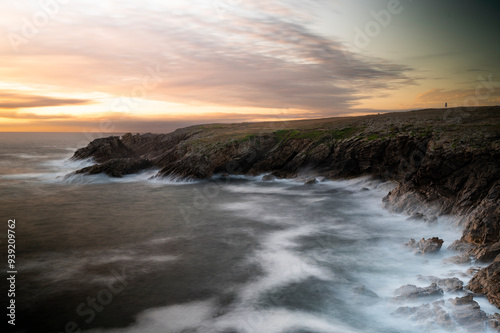 sonnenuntergang an der rauen atlantikküste von quiberon in der bretagne