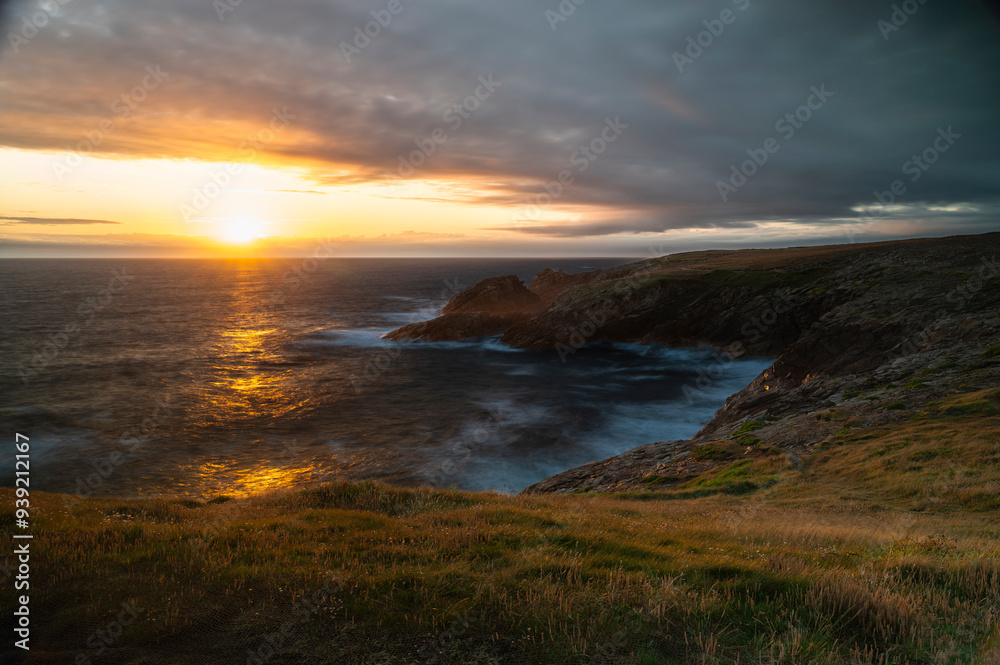 die sonne geht an der atlantikküste in westen franreichs auf quiberon unter, im vordergrund sieht man die wiesen pberhalb der steilküste die sonne geht an der atlantikküste in westen franreichs auf quiberon unter, im vordergrund sieht man die wiesen pberhalb der steilküste