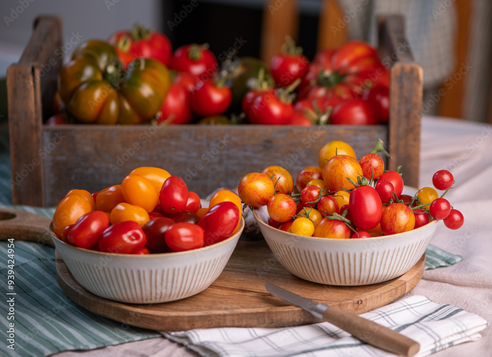 Auswahl verschiedener Tomaten in der Küche, viele Sorten Tomaten, frisches Gemüse zubereiten Auswahl verschiedener Tomaten in der Küche, viele Sorten Tomaten, frisches Gemüse zubereiten