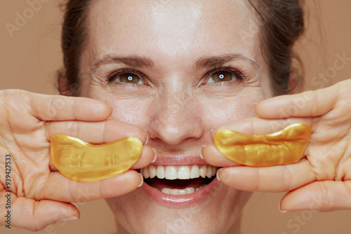 Foto Closeup on smiling young woman with eye patches