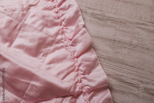 Obraz na płótnie A pink bedspread featuring ruffles.