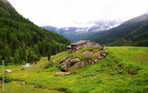 Ein alter Bauernhof im der schönen Gebirgslandschaft von Italien photo