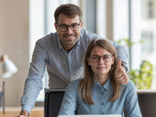 Equipe criativa trabalhando em projeto inovador. Homem e mulher colaborando em ambiente descontraído photo