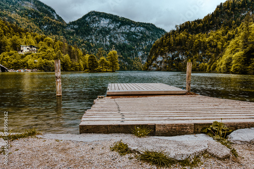 Steg am Königsee in Berchtesgaden mit Bergen im Hintergrund