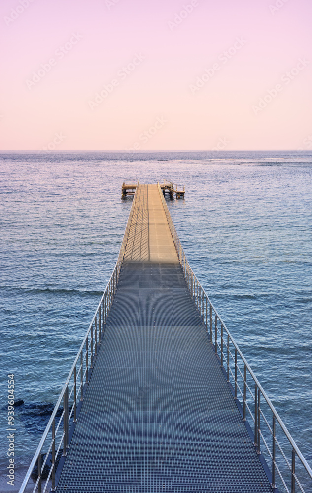 Obraz premium Empty pier at purple sunset.