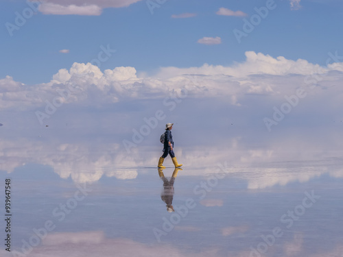 Fotografi randonneuse en miroir se reflétant sur le Salar d'Uyuni en Bolivie