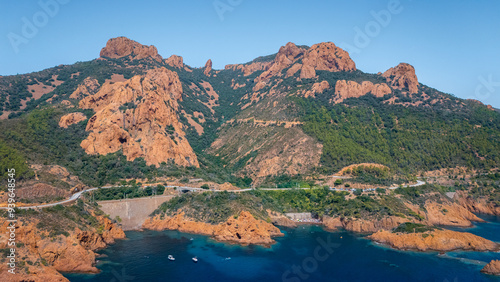 Montagnes orange du massif de l'Estérel en drone, près de Saint-Raphaël, dans le sud de la France, avec la route qui longe la côte.