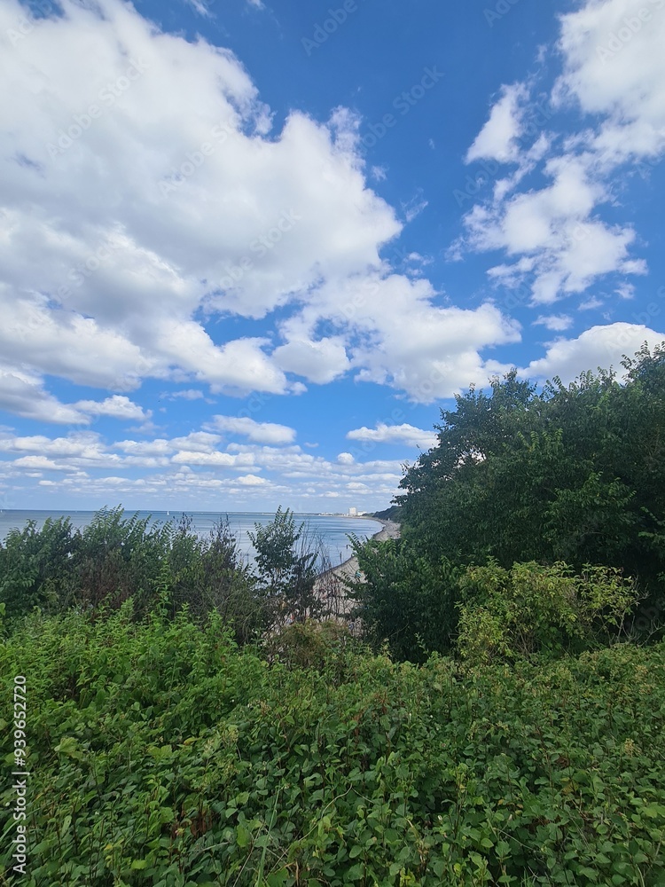 grüne Landschaft mit einem schönen, blauen Wolkenhimmel und Blick auf die Ostsee in Wilhelmshagen, Mecklenburg - Vorpommern grüne Landschaft mit einem schönen, blauen Wolkenhimmel und Blick auf die Ostsee in Wilhelmshagen, Mecklenburg - Vorpommern