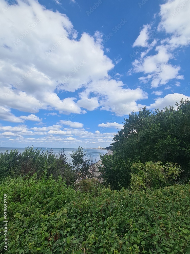 grüne Landschaft mit einem schönen, blauen Wolkenhimmel und Blick auf die Ostsee in Wilhelmshagen, Mecklenburg - Vorpommern grüne Landschaft mit einem schönen, blauen Wolkenhimmel und Blick auf die Ostsee in Wilhelmshagen, Mecklenburg - Vorpommern