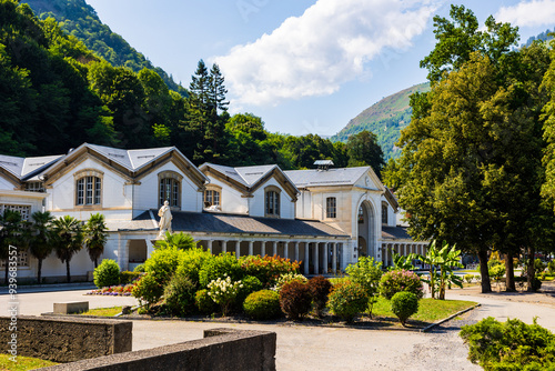 Fototapeta Naklejka Na Ścianę i Meble -  Bâtiment des Thermes Chambert, construit au milieu du XIXe siècle, face à l’esplanade des Quinconces à Bagnères-de-Luchon, dans les Pyrénées
