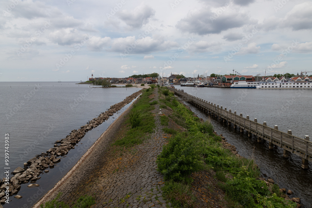 Damm als Weg zwischen Wasser in Holland am Ijsselmeer. Damm als Weg zwischen Wasser in Holland am Ijsselmeer.
