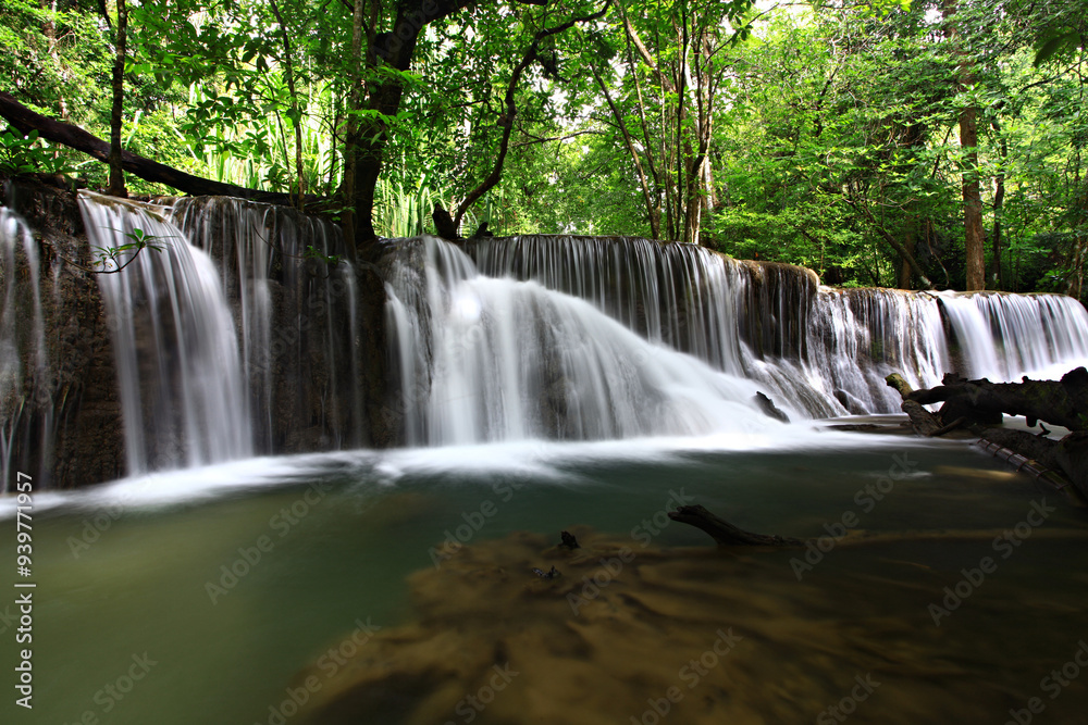 Fototapeta premium Beautiful nature of Huai Mae Khamin Waterfall or Huay Mae Khamin Waterfall in Sri Nakarin Dam National Park, Kanchanaburi province, Thailand 