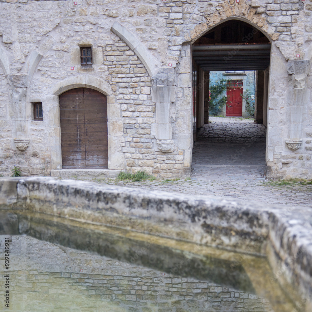 Fototapeta premium Cour de l'Abbaye Saint-Pierre de Baume-les-Messieurs, ancienne abbaye bénédictine située en Franche-Comté, sur la commune de Baume-les-Messieurs, dans le département du Jura