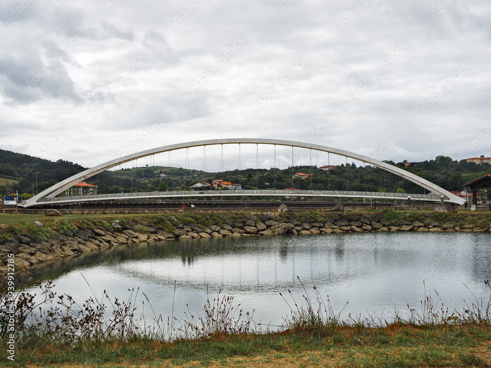 Fototapeta premium Puente sobre la ría de Plentzia en un día nublado con la marea baja