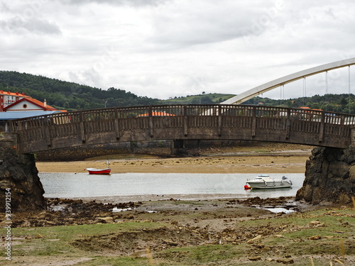 Puente sobre la ría de Plentzia en un día nublado con la marea baja photo