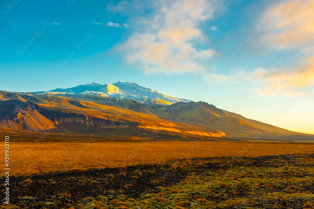 Obraz premium Amazing landscape of the Snaefellsjokull Mountain in winter at sunset, Iceland