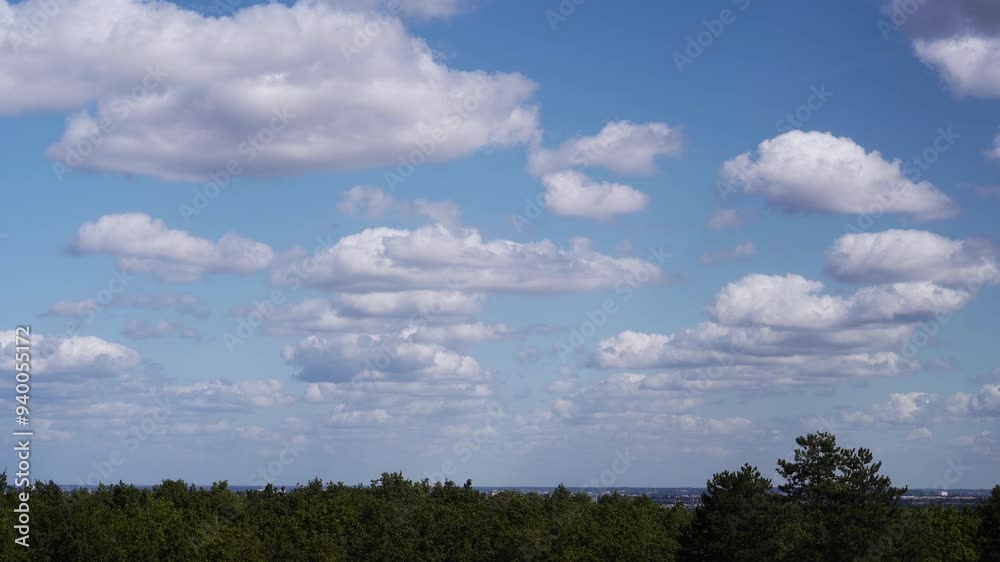 Nuages dans le ciel bleu Nuages dans le ciel bleu
