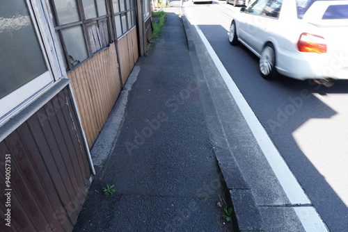 交通量の多い道路の狭い歩道