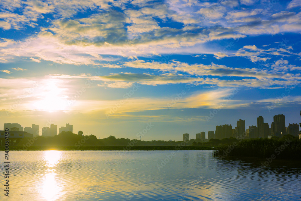 Obraz premium The skyline of urban rivers, the brilliant scene of blue sky, white clouds, sunset, and sunrise
