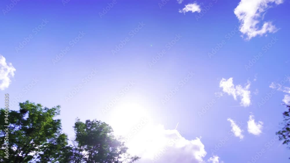 Nuages dans le ciel bleu