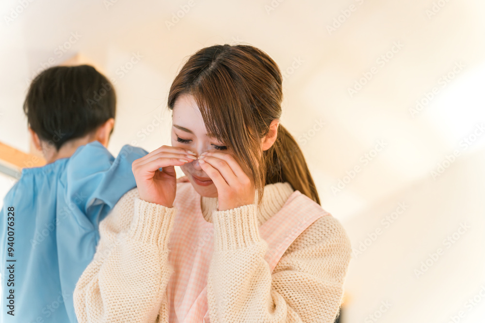 忙しく激務で泣く・ストレスを感じる若い保育士の女性
忙しく激務で泣く・ストレスを感じる若い保育士の女性